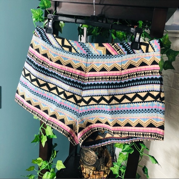 ,🌸Fashion on Earth Aztec Shorts Large - Picture 4 of 7